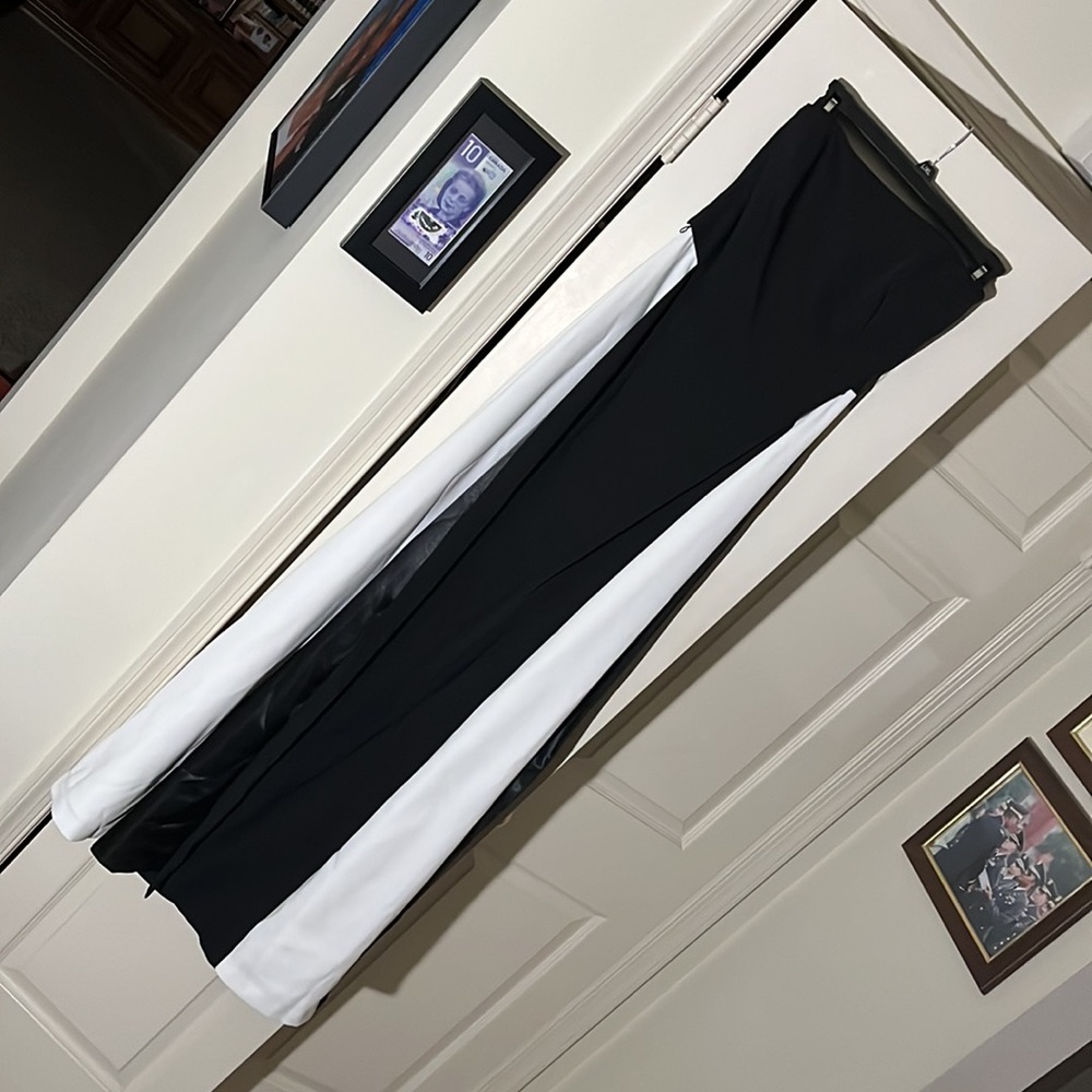 NWT- Black & White Gala formal, Fully Lined, w/belt & straps!